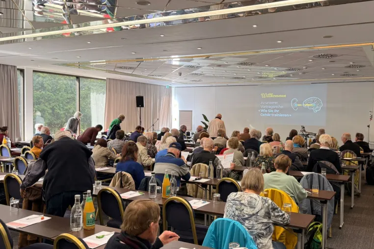 Bild: Riesiger Andrang in Bremen: Vortrag von Hörvergnügen über innovatives Hörtraining sprengt alle Erwartungen