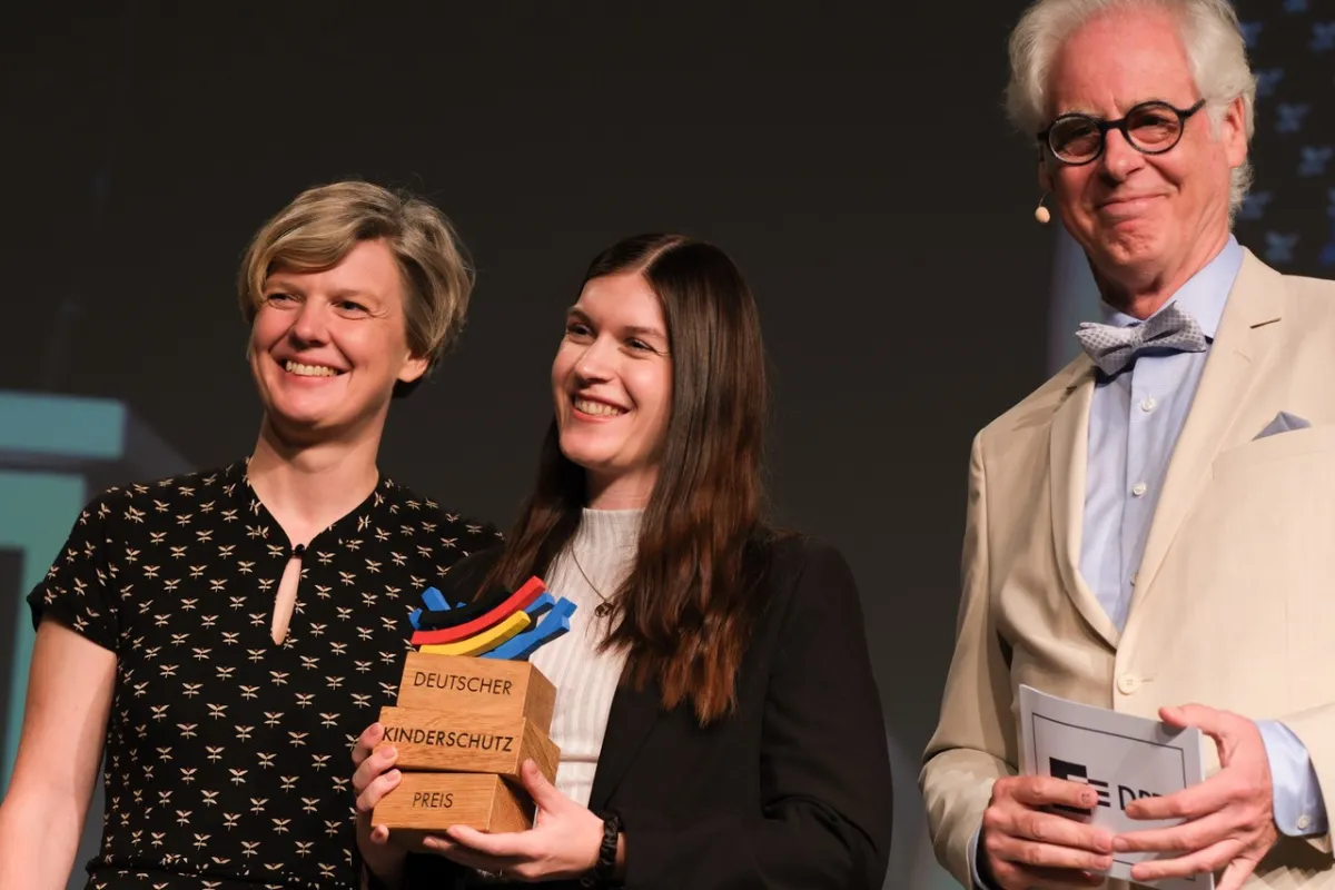 Antje Monshausen, Lea Peters (ECPAT), Erich Marks (DPT) (© Oliver Weber)