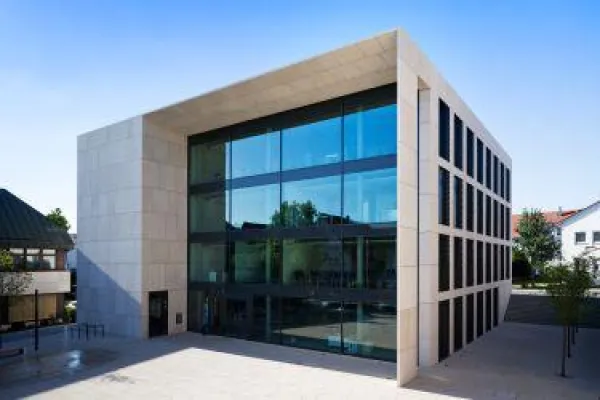 Bild: Vorbildlicher Schallschutz - feco-Systemtrennwände im Rathaus Leingarten