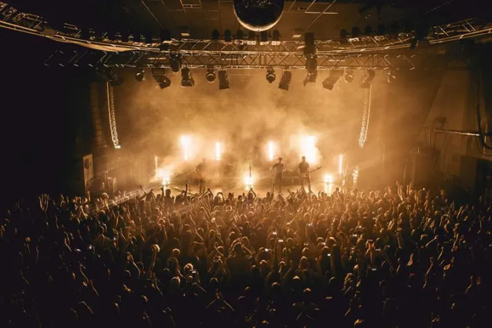 Bild: Singer-Songwriter Max Giesinger tourt mit ROBE und LITECRAFT