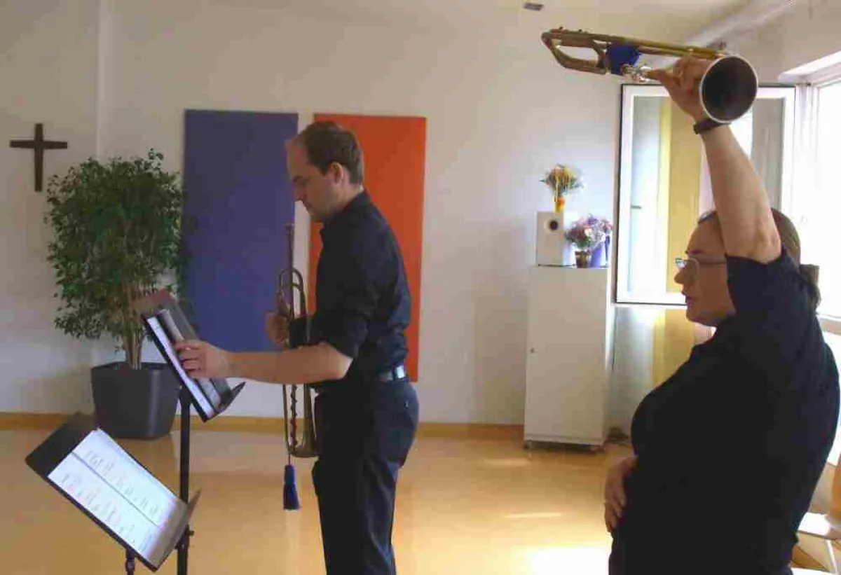 Das Duett für Trompete vom Verein Yehudi Menuhin Live Music Now Frankfurt e.V. begeistert die Kinder