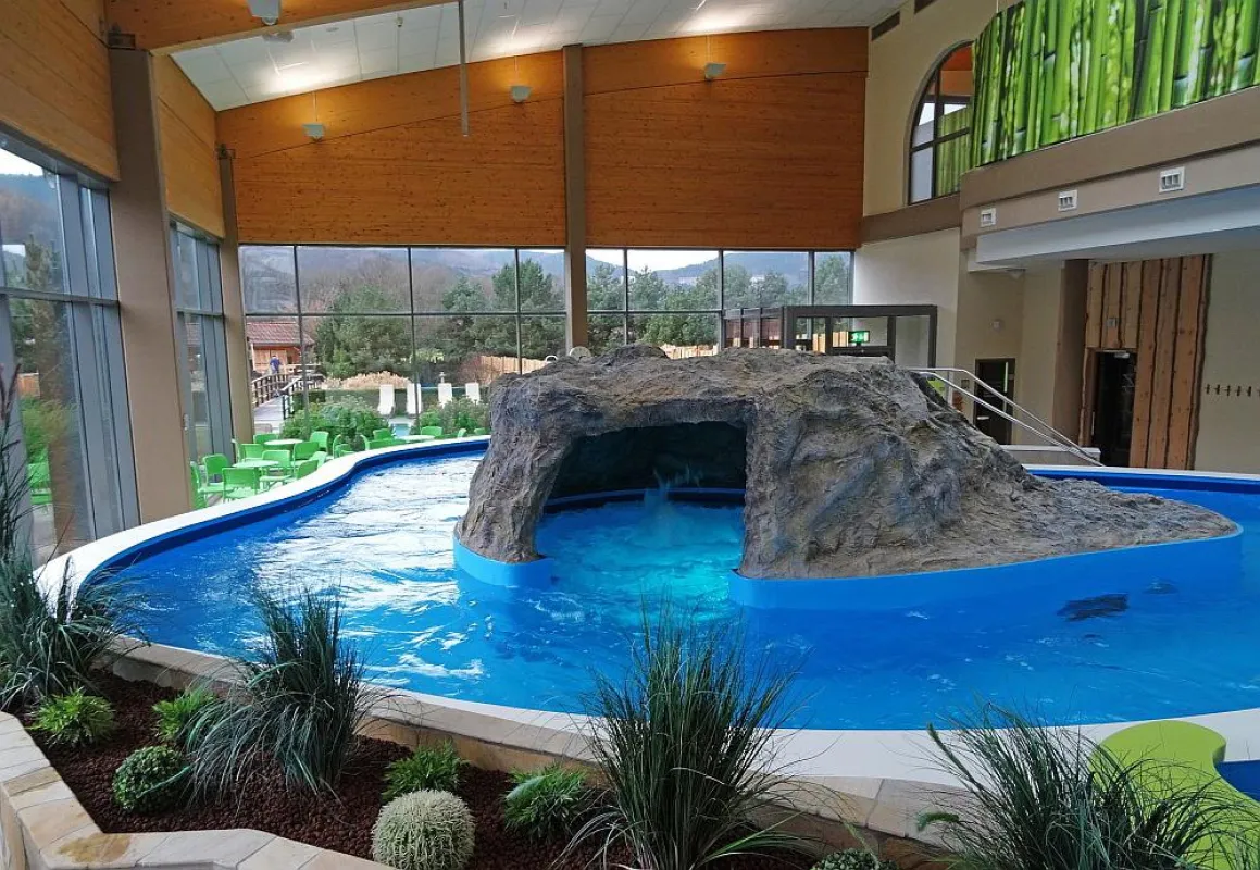 Gäste genießen pure Entspannung im Erlebnis-Fluss des neuen Soft-Badebereichs im AquaMagis.