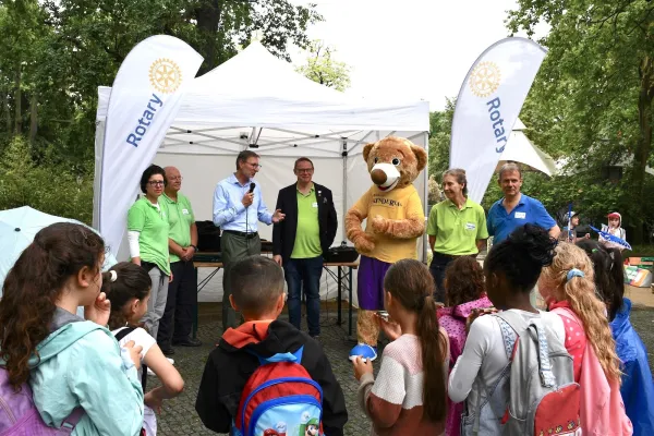 Bild: Berliner Rotary Clubs laden am  11./12. Juli zum 13. Rotary-Kindertag  2.000 Kinder in den Berliner Zoo ein