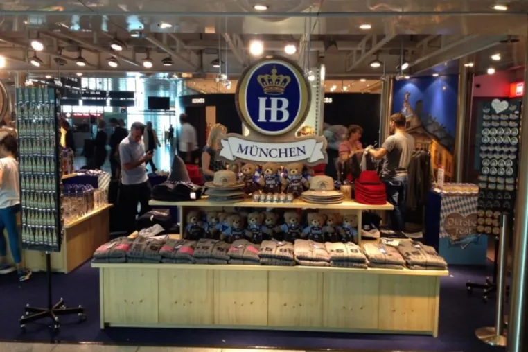 Flughafen München feiert Oktoberfest mit Gössl-Neueröffnung und Hofbräuhaus Pop-Up-Store Bild: Flughafen München feiert Oktoberfest mit Gössl-Neueröffnung und Hofbräuhaus Pop-Up-Store