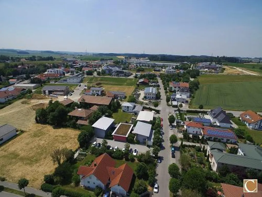eschäftsgebäude von ADITO Software GmbH und das Gewerbegebiet Geisenhausen.