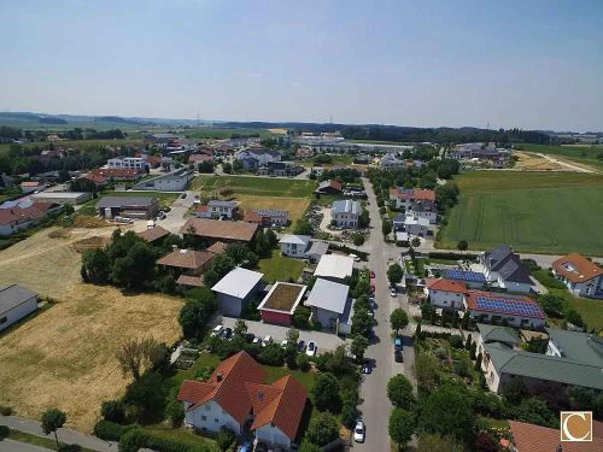 eschäftsgebäude von ADITO Software GmbH und das Gewerbegebiet Geisenhausen.