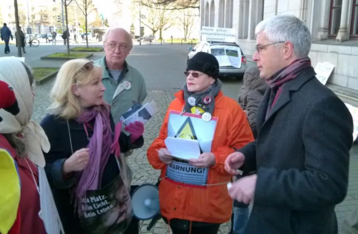 Staatssekretär a. D. Ripke (rechts) im Gespräch mit Tierschützern am 30.11.2012 in Hannover. © AGfaN