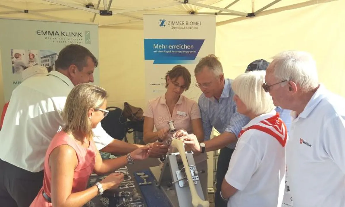 Dr. med. Manfred Krieger operiert „live“ an einem Kunstknochen