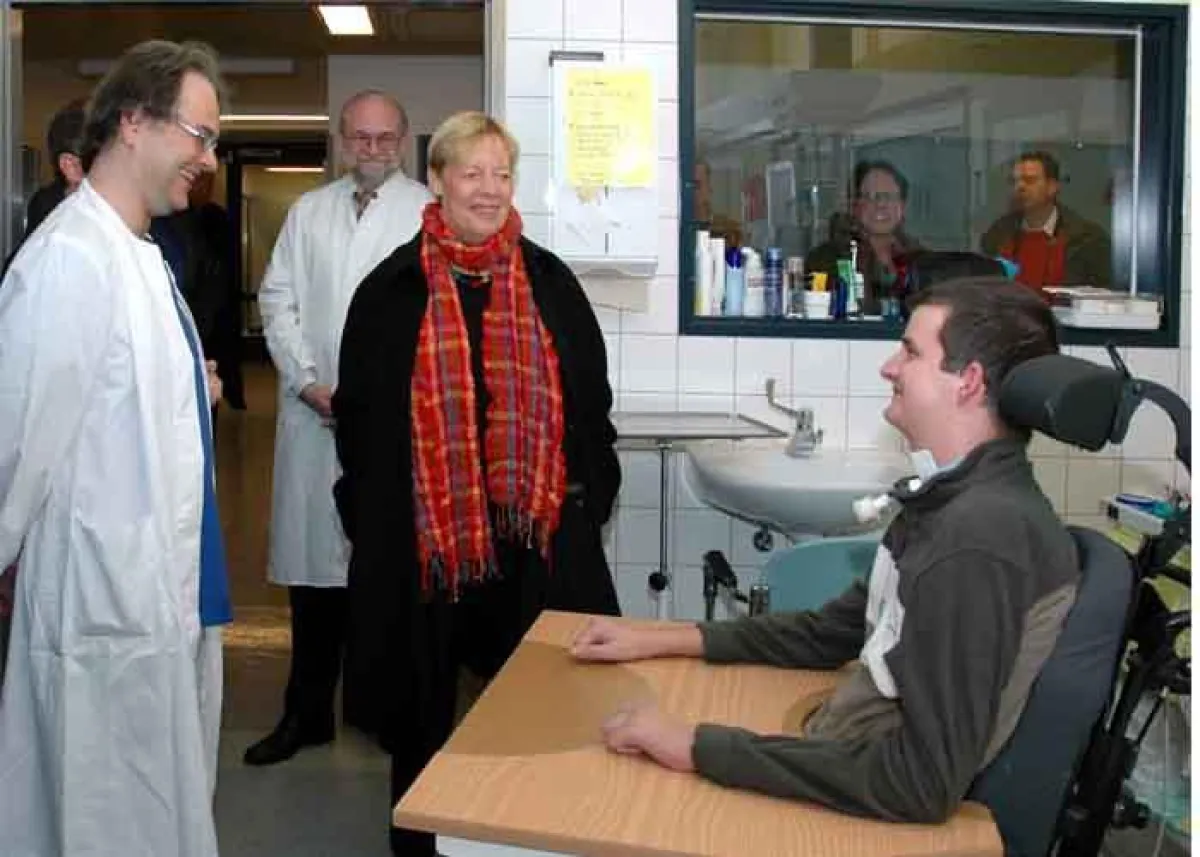 Hamburgs Zweite Bürgermeisterin Birgit Schnieber-Jastram mit dem Oberarzt Dr. Daniel Wertheimer (links) und einem jungen Patienten