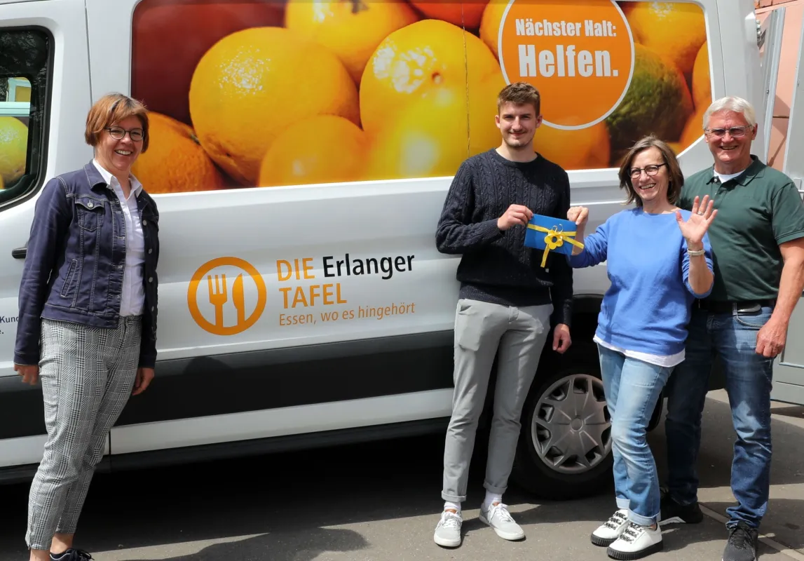 (JockiFoto, Erlangen) - Übergabe einer „Geburtstagsspende“ an die Erlanger Tafel (© JockiFoto, Erlangen )