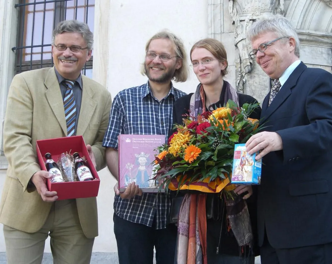 Museumsdirektor Prof. Mathhias Puhle (l.) und Kulturbeigeordneter Dr. Rüdiger Koch (r.) begrüßen die Jubiläumsbesucher Dr. Peter Stein und Anne Multhoff