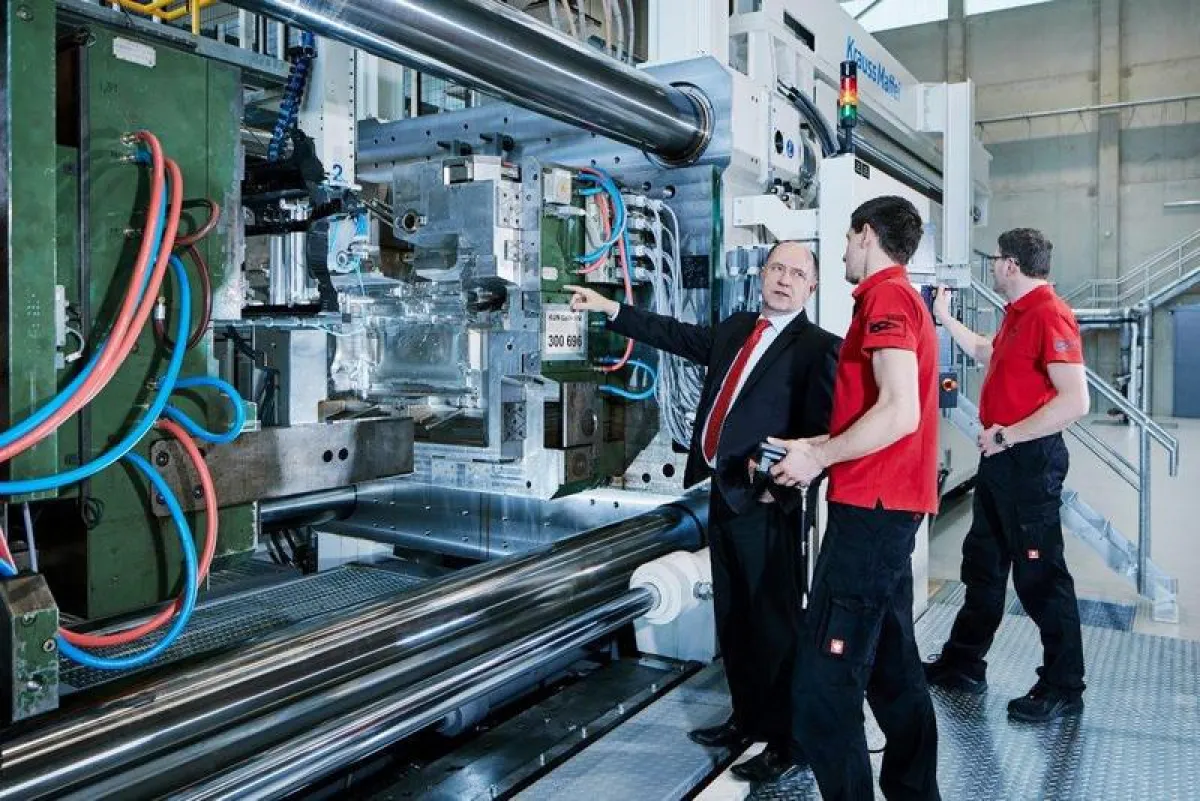 Herzstück des Bundesexzellenzclusters „Technologiefusion für multifunktionale Leichtbaustrukturen“ (MERGE) an der TU Chemnitz ist die sogenannte MERGE-Maschine.  (Foto: TU Chemnitz/Frank Schettler)