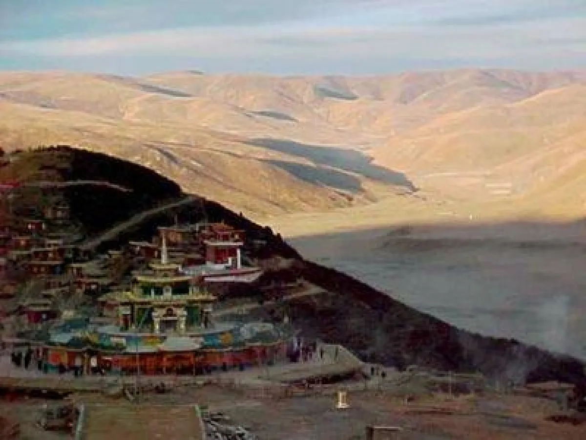Buddhistisches Institut Larung Gar vor der Verwüstung 2001