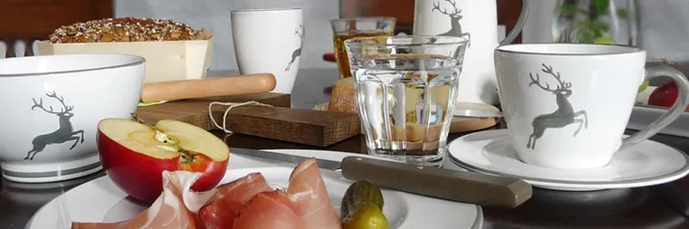 Bild: Grauer Hirsch handgemalt auf Gmundner Keramik im Onlineshop von wohlgeraten.de