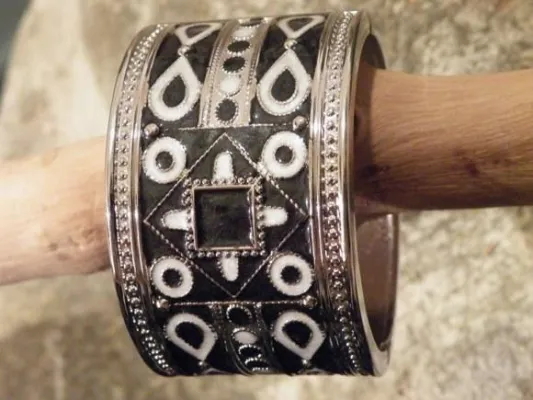 Bild: Präsentation aktueller Armreifen & Bead-Armbänder