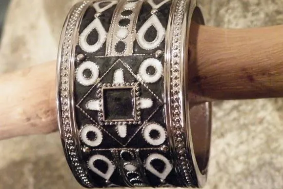 Bild: Präsentation aktueller Armreifen & Bead-Armbänder