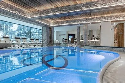 Bild: Schwimmen mit Bergblick