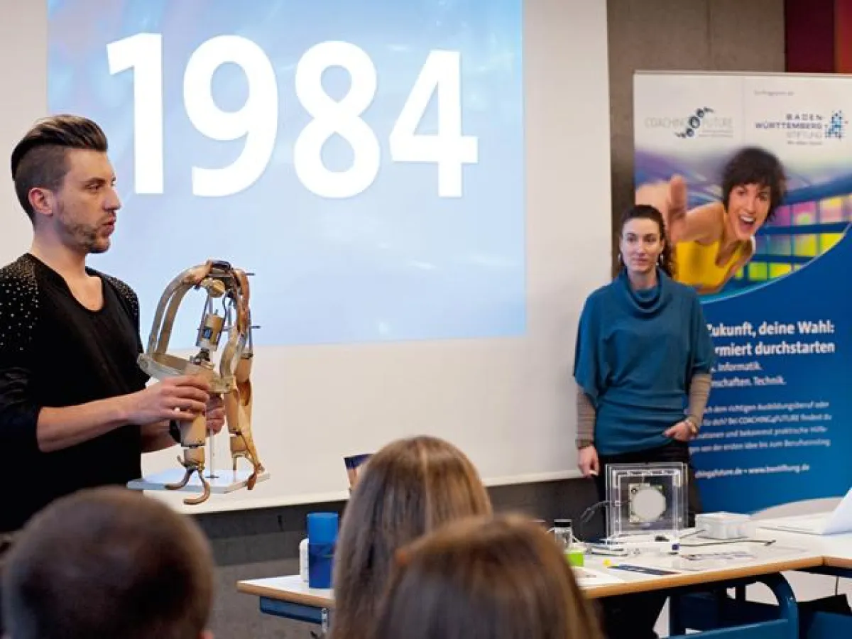 Coaches veranschaulichen anhand von Prothesen die Entwicklung in Mechanik und Mikrosystemsteuerung.