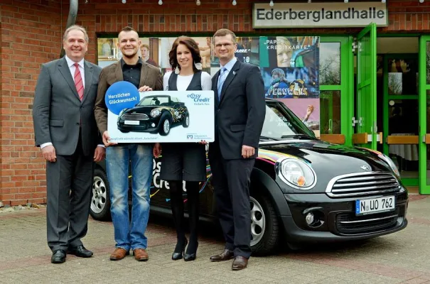 Bild: Kunde der Volksbank Mittelhessen gewinnt bei easyCredit-Aktion MINI One Cabrio