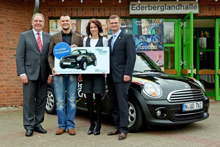 Bild: Kunde der Volksbank Mittelhessen gewinnt bei easyCredit-Aktion MINI One Cabrio