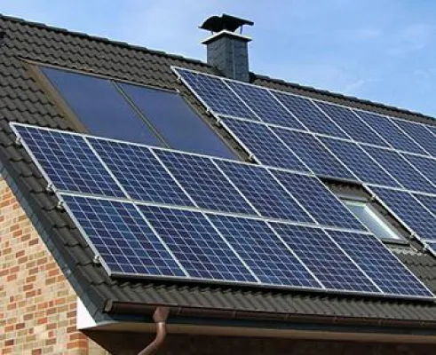 Bild: Erneuerbare Energien auf der Überholspur – Sonnige Aussichten für Umwelt und Geldbeutel