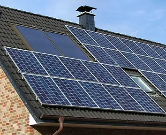 Bild: Erneuerbare Energien auf der Überholspur – Sonnige Aussichten für Umwelt und Geldbeutel