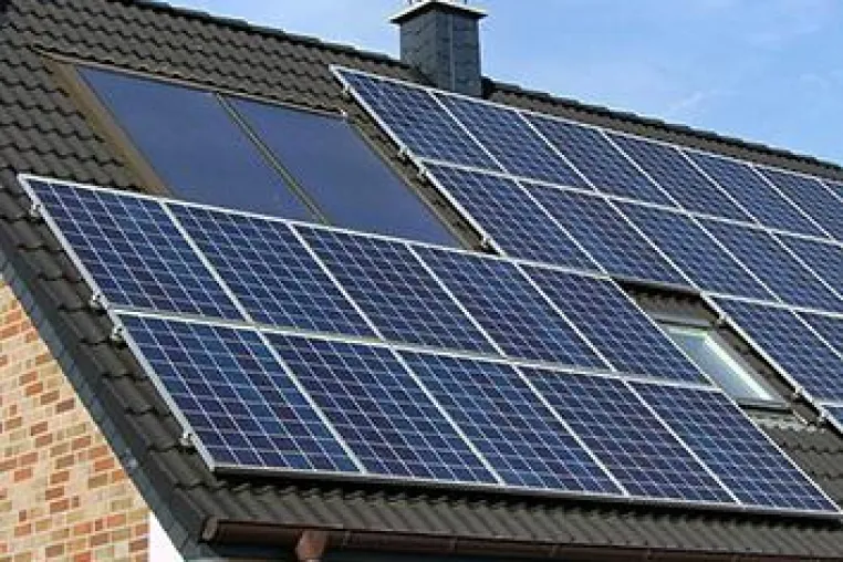 Bild: Erneuerbare Energien auf der Überholspur – Sonnige Aussichten für Umwelt und Geldbeutel