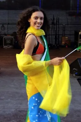 Bild: WM-Flaggen sind zu schade für die Schublade. Stylisten zeigen die schönsten Fahnen-Outfits