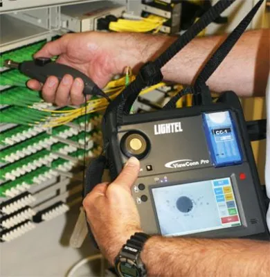 Bild: Professionelle LWL-Stecker-Inspektion und Reinigung direkt vor Ort