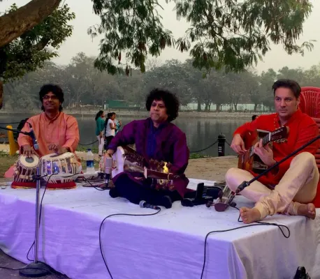Bild: Indian Summer Nights Indischer Sarod-Meister Pandit Ranajit Sengupta trifft Gitarrenhexer André Krengel