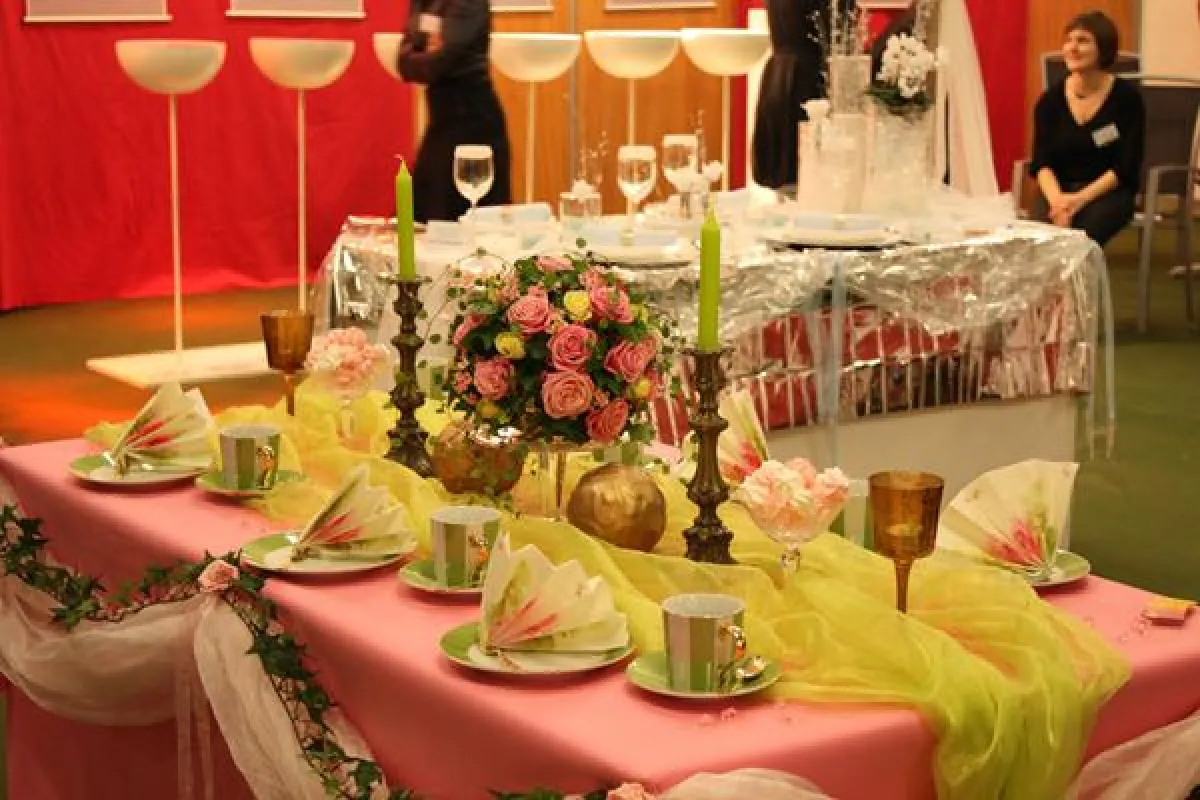 Die Firma FantasTisch mit ihren zwei Tafeldekorationen für eine Märchenhochzeit.