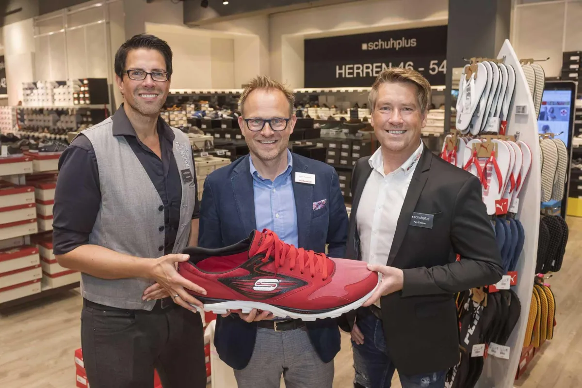 dodenhof-Centermanager Sönke Nieswandt begrüßt die schuhplus-Chefs Georg Mahn und Kay Zimmer