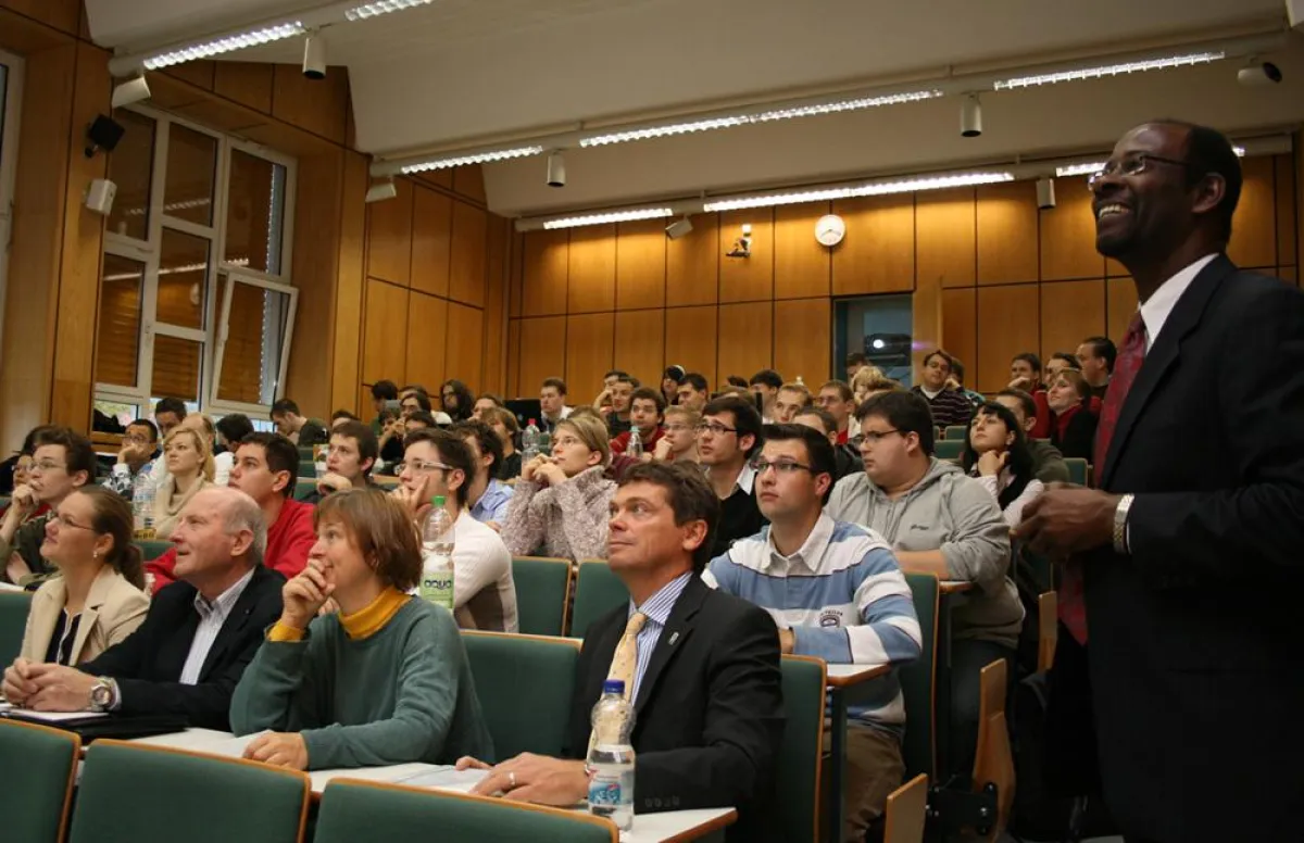Mit großem Interesse verfolgten die zahlreichen Zuhörer den Gastvortag von Dr. Hudson Rogers an der Hochschule Harz in Wernigerode
