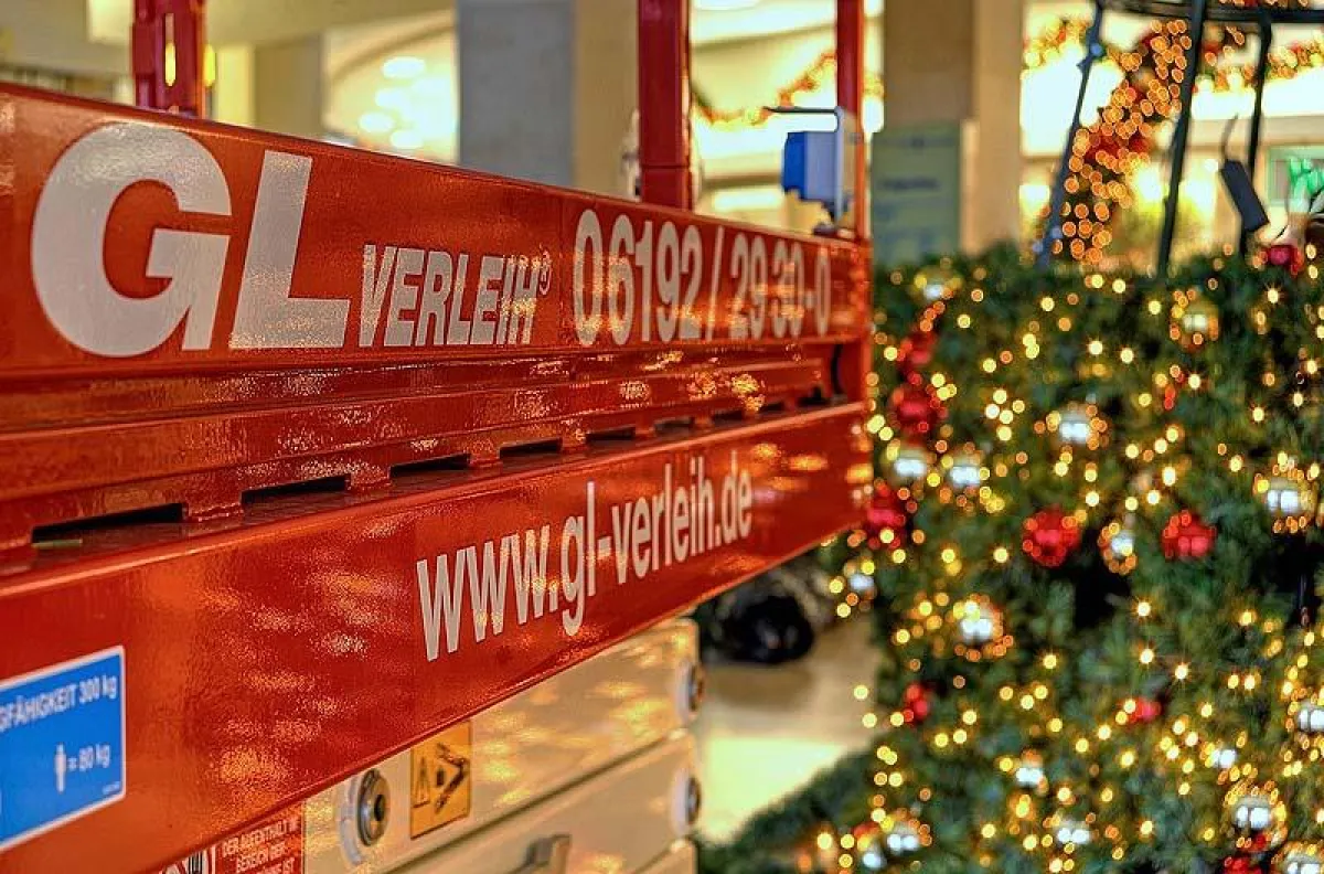 Die indoor-Scherenbühne hat abriebfeste Reifen, die auf dem hellen Natursteinboden des Lilien-Carrés keinerlei Spuren hinterlassen. Foto: GL VERLEIH