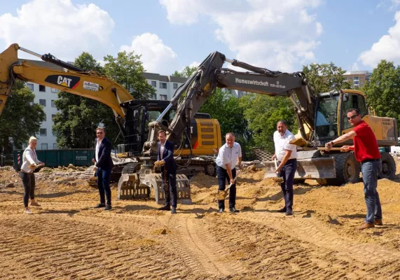 Bild: WOHNARTPLUS GMBH LEGT GRUNDSTEIN: SPATENSTICH FÜR 159 NEUBAU-SERVICEWOHNUNGEN IN DRESDEN-PROHLIS