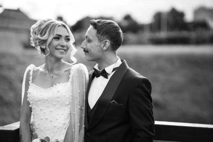 Hochzeitsfotografie im Wandel: Warum Paare am Niederrhein 2026 auf „Anti-Trends“ und echte Emotionen setzen Bild: Hochzeitsfotografie im Wandel: Warum Paare am Niederrhein 2026 auf „Anti-Trends“ und echte Emotionen setzen