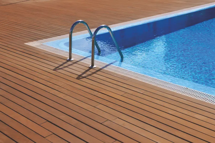 Rutschhemmende Imprägnierlasur für Holzfußböden: Neuentwicklung in der Outdoor-Serie CROMAPROTECT Bild: Rutschhemmende Imprägnierlasur für Holzfußböden: Neuentwicklung in der Outdoor-Serie CROMAPROTECT