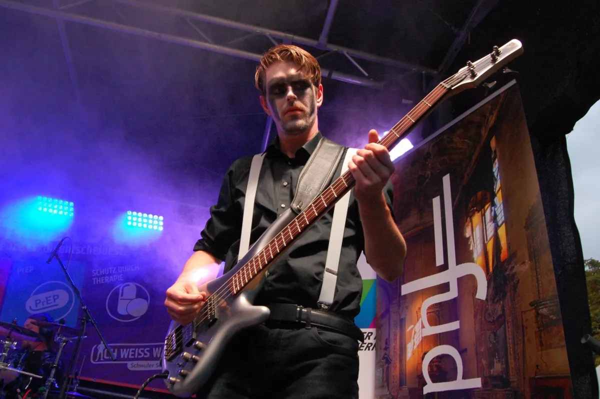 Sebastian Valek, neuer Bassist bei =FUDGE= auf einem Konzert in Landshut am 24.09.2022 (© Jürgen Bum)