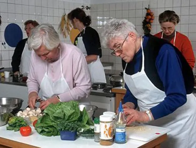 Bild: Gesunde und ausgewogene Ernährung für Demenzkranke: Essen und Trinken auch ein wichtiger sozialer Faktor