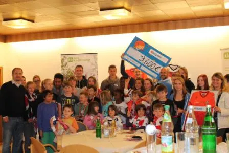 paysafecard und 1. FC Kaiserslautern unterstützen Fritz-Walter-Stiftung und SOS-Kinderdorf Bild: paysafecard und 1. FC Kaiserslautern unterstützen Fritz-Walter-Stiftung und SOS-Kinderdorf