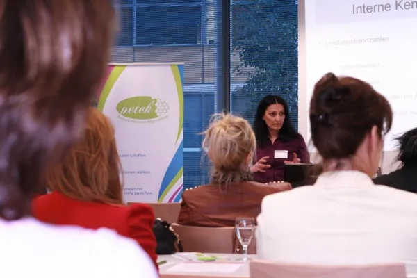 Bild: Wenn Unternehmerinnen zu Schülerinnen werden...