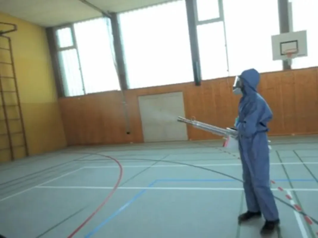 Vernebelung einer Sporthalle