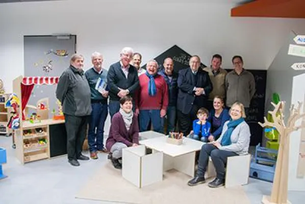 Politiker schnuppern Holzstaub Bild: Politiker schnuppern Holzstaub