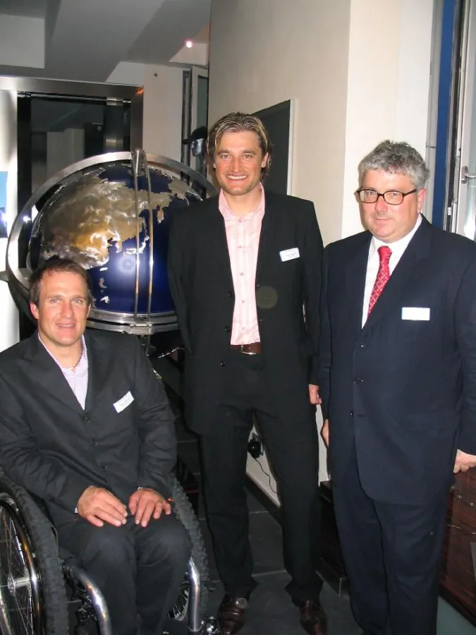 Goldmedaillengewinner besuchen Otto Bock Lounge in Berlin: Martin Braxenthaler und Gerd Schönfelder neben Prof. Hans Georg Näder.