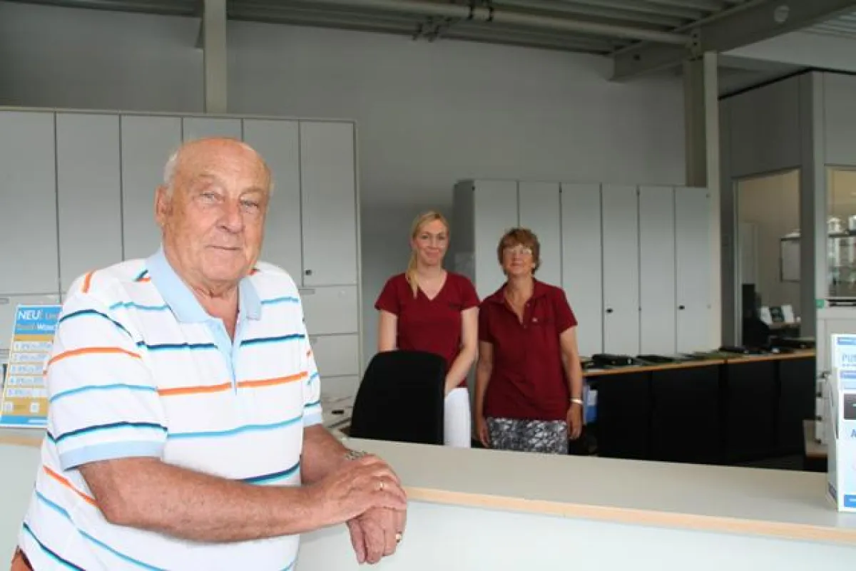 Heinz Olbricht mit  zwei Autohaus-Mitarbeiterinnen. Quelle: Autohaus Heidenreich