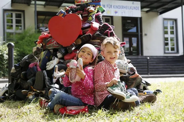 Herzen heilen durch Schuhe schnüren - Aktion "Alte Schuhe - Neues Leben“ sammelt für herzkranke Kinder Bild: Herzen heilen durch Schuhe schnüren - Aktion "Alte Schuhe - Neues Leben“ sammelt für herzkranke Kinder