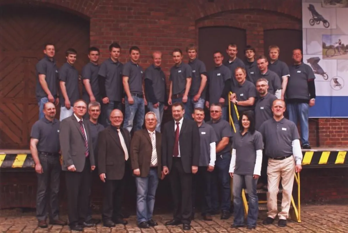 Die PFAU-Tec Geschäftsführer Friedrich Schlüter und Achim Mustermann (4. und 6. von links, 1. Reihe) mit ihrem Team.