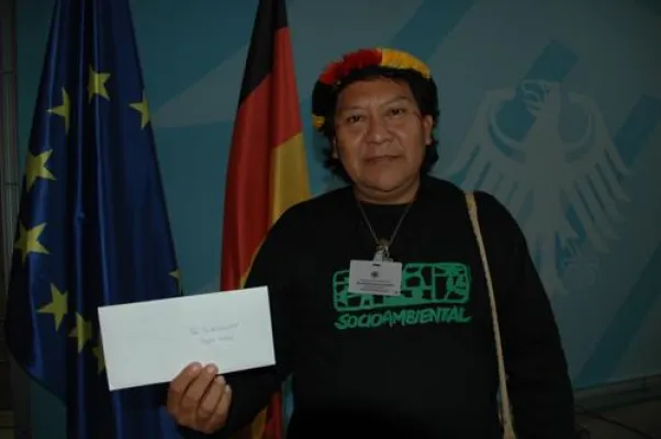 Bild: Yanomami Schamane im Bundeskanzleramt empfangen