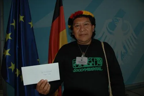 Bild: Yanomami Schamane im Bundeskanzleramt empfangen