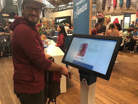 OutDoor2018: Deuter betritt mit Händlern digitales Neuland – Verkaufsdisplay vorgestellt. Bild: OutDoor2018: Deuter betritt mit Händlern digitales Neuland – Verkaufsdisplay vorgestellt.